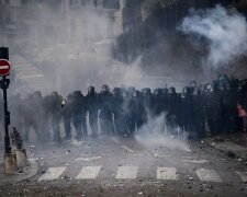 Макрон проводить кризову нараду на тлі нових протестів у Франції запланованих на вівторок