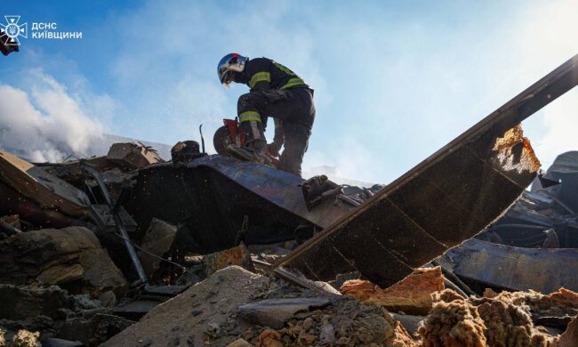 Трагедія в Яготині: рятувальники п’яту добу борються з вогнем на складах під завалами