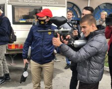 Активісти розстріляли портрет Медведчука через суд над книгою про Стуса (фото, відео)
