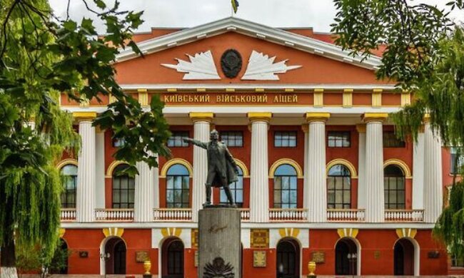 У двох місцях Києва знайшли вибухівку