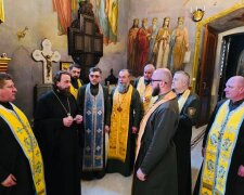 Молитва за воїнів у Нижній Лаврі: владика Авраамій зустрівся з фронтовими капеланами для спільного богослужіння за мир