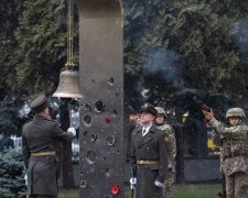 Пам’ятний дзвін та військовий оркестр: в Києві вшанували пам'ять кіборгів