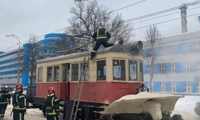 У Києві загорівся трамвай, який очищав вулиці від снігу