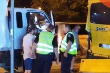 У Києві вантажівка АТБ на повному ходу влетіла у маршрутку (відео)