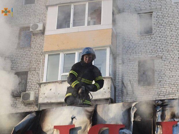 Внаслідок обстрілів Миколаєва виникла пожежа у магазині та згорів автомобіль
