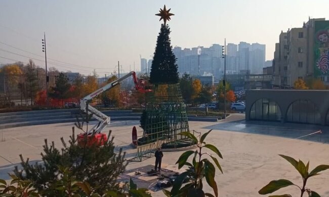 “Чому так пізно”: у Києві вже ставлять ялинку на Новий рік