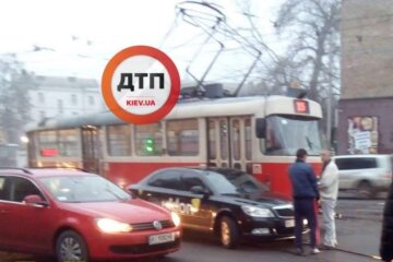 На Жилянській автівка врізалась в трамвай: рух заблоковано