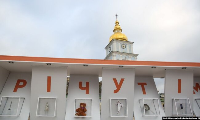 На Михайлівській площі розпочала роботу виставка проти домашнього насильства