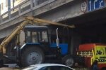 У Києві під мостом застряг евакуатор із трактором (відео)