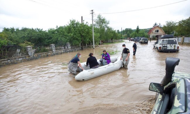 Велика вода на заході України зруйнувала десятки мостів, сотні км автодоріг, підтопила тисячі домівок (фото, відео)