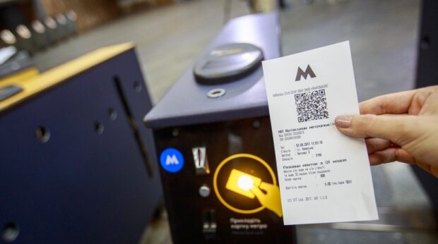 В метро киянам видають QR-квитки, надруковані іншомовними знаками