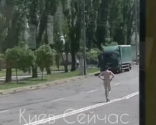 У Києві голий чоловік гуляв по проїжджій частині (відео)