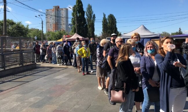 У столичному метро колапс: через збій системи утворились кілометрові черги (фото, відео)