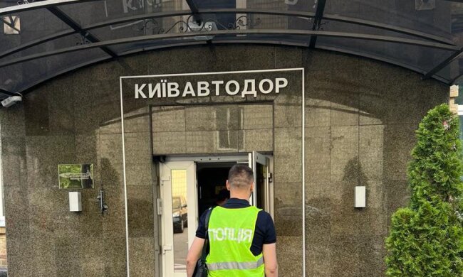 У “Київавтодорі”, районних КП ШЕУ та у підрядників одночасно проводять 20 обшуків
