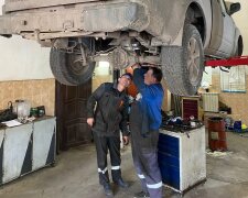 Київські волонтери ремонтують автівки для ЗСУ