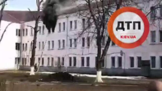 У Києві загорівся гуртожиток університету (відео)