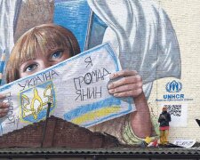 Дитина з українським паспортом: на Подолі з`явився новий мурал