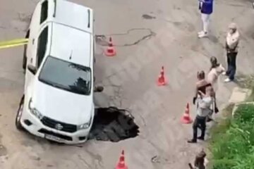 У Києві позашляховик провалився під землю (відео)