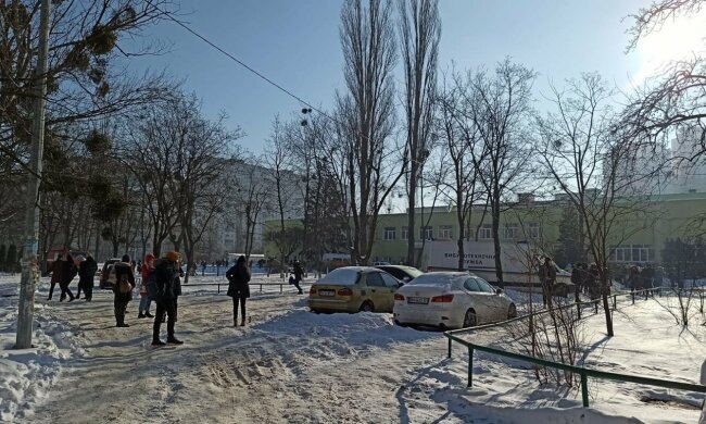 Київську школу евакуювали через повідомлення про мінування