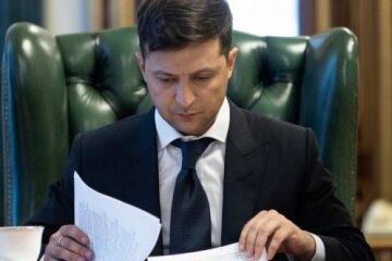 Зеленський підписав перший закон у своєму житті