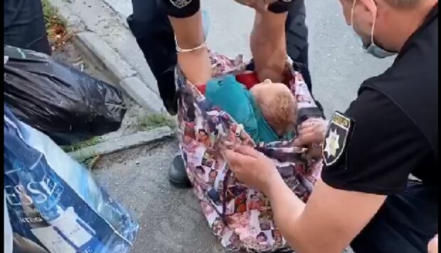 Зовні цілком адекватна: у Києві затримали жінку, яка несла немовля у пакеті (відео)