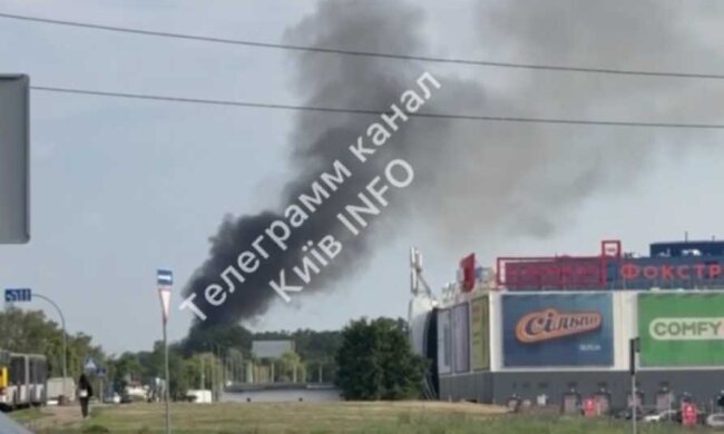 У Києві сталася сильна пожежа неподалік ТРЦ Lavina Mall