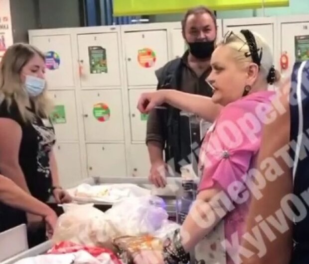 У Києві в супермаркеті спалахнув скандал через маску (відео)