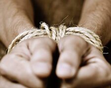 Звірі в погонах: СБУ оголосила підозру наглядачу окупаційної тюрми, який особисто катував полонених ЗСУ