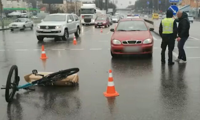 У Святошинському районі автомобіль збив велосипедиста (відео)