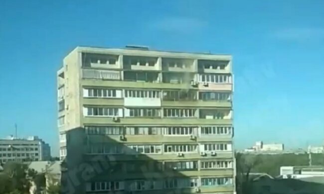 В багатоповерхівці на Солом`янці палає квартира (відео)