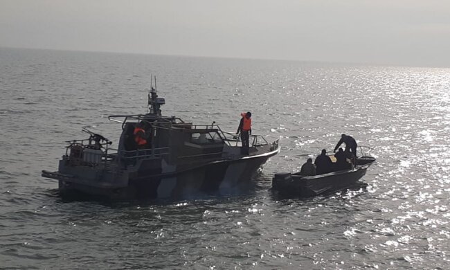 Рибалки, захоплені росіянами в Азовському морі, повернулись в Україну (фото, відео)