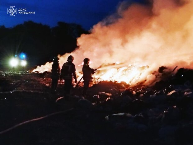 У Таращі, що на Білоцерківщині, ліквідовують загоряння сміттєзвалища