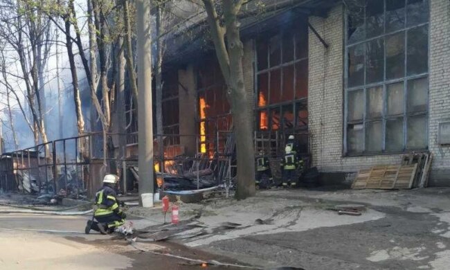В Дарницькому районі масштабна пожежа: в гідрантах немає води