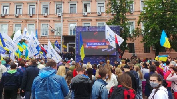 Сьогодні Порошенку обиратимуть запобіжний захід: під судом зібрались його прихильники