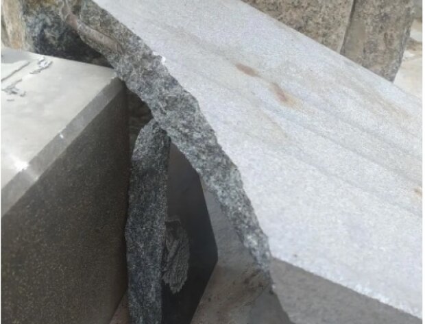 На Київщині вандали пошкодили меморіальну табличку пам’ятника “Жертвам Голокосту”