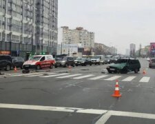 У Києві сталася потрійна ДТП, в якій вирвало автомобільне колесо