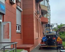 У столиці клієнти улюбленої маріупольської кав'ярні не дали "Київрекламі" незаконно зняти вивіску