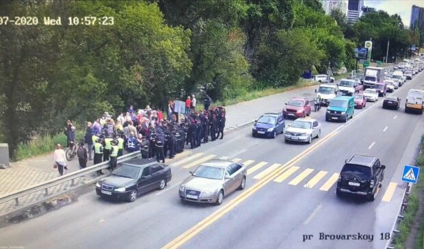 Поліція стримує мітингувальників на мосту Метро: рух відновлено (відео)
