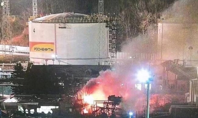 На нафтобазі в Туапсе потужна пожежа після вибухів: стало відомо про атаку БПЛА (відео)