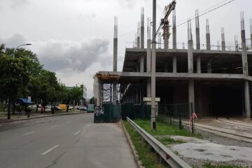 В столиці будують ТРЦ прямо на автомобільній трасі (фото)