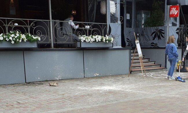 Перехожих на Оболоні обстріляли бомбами з фарбою (фото)