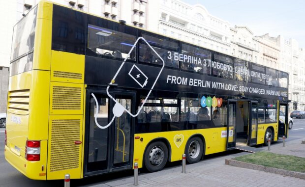 У Києві в рамках нової соціальної ініціативи запустили автобусні екскурсії містом для ветеранів та їхніх родин