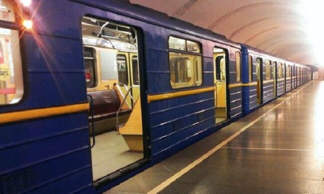 У Києві під потяг потрапив зачепер