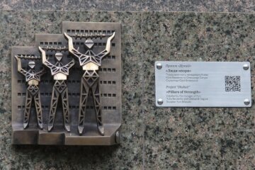 "Люди опори". У Києві відкрили 50-ту скульптуру проєкту "Шукай!", присвячену енергетикам