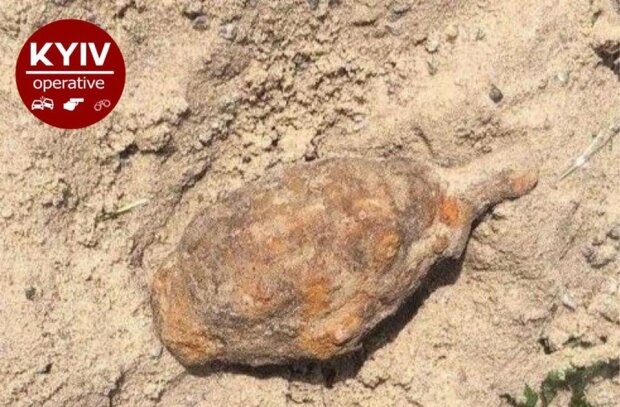 На Нивках на дитячому майданчику в пісочниці знайшли гранату