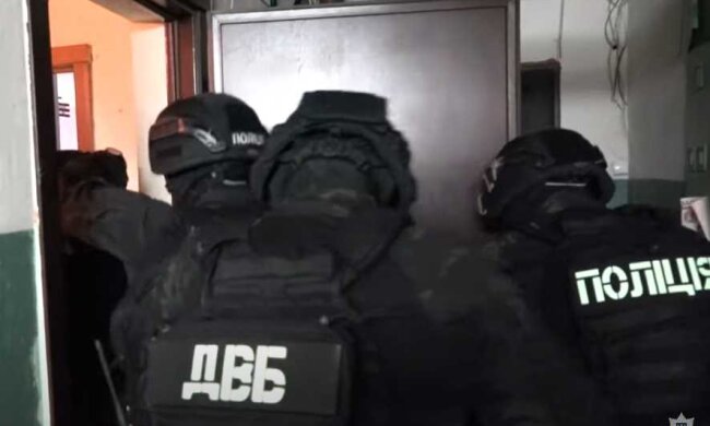 Столичні правоохоронці затримали групу псевдополіцейських