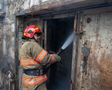 У Святошинському районі столичні ДСНС ліквідували пожежу у двоповерховому гаражі