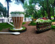 Кава з молоком та тістечком: у парку Наталка створили незвичний арт-об’єкт (фото)
