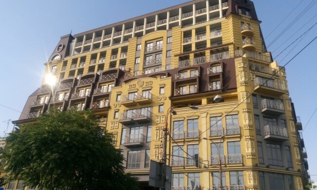 “Монстру” – бути? Апеляційний суд Києва не дозволив знести зайві поверхи скандального ЖК на Подолі