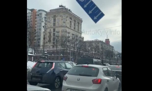 На Хрещатику дорожній знак впав на автомобілі (відео)